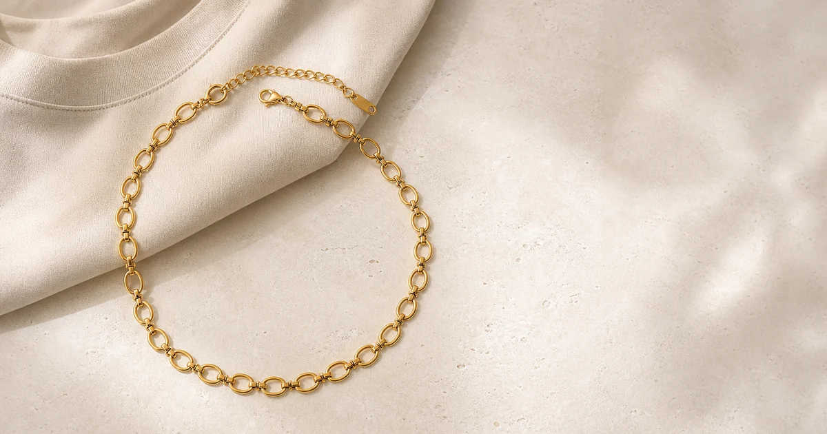 goldton oval-link stainless steel choker mit Karabiner und Verlaengerung auf neutralem Stoff