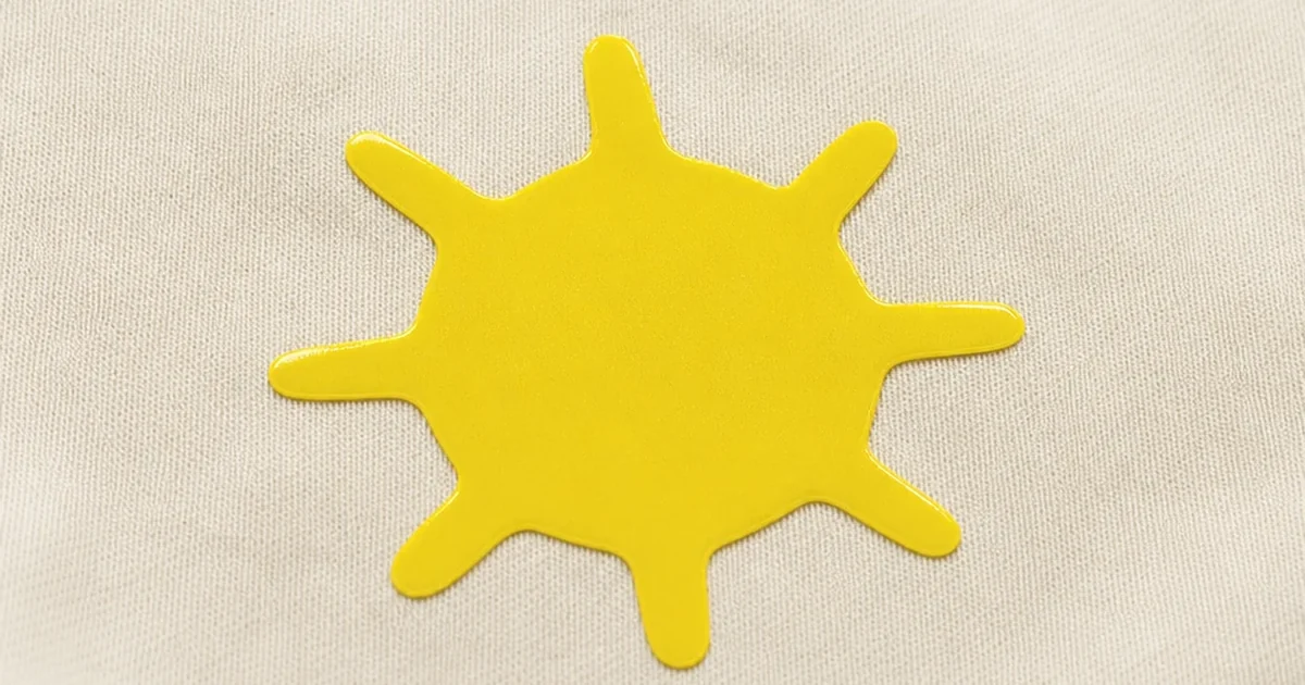 Diseño amarillo de vinilo puff sobre tejido texturizado como ejemplo de aplicación