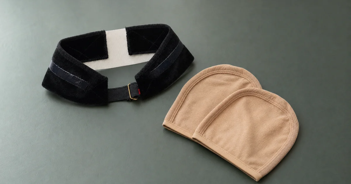 Banda ajustable de encaje para peluca con secciones de terciopelo junto a dos gorros cerrados de nylon, productos que se venden por separado