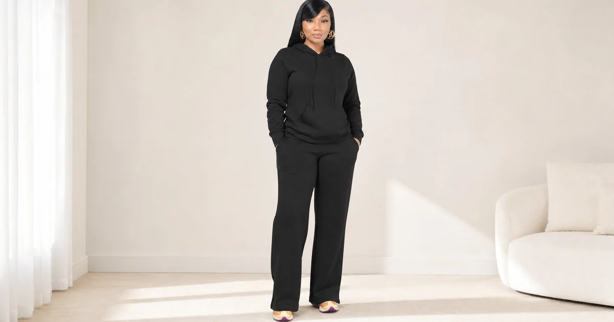 Ensemble noir hoodie et pantalon large femme en tenue casual coordonnee