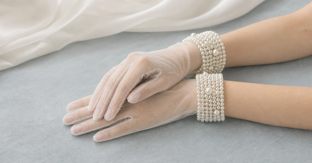 Weiße Brauthandschuhe bis zum Handgelenk mit vollständig bedeckten Fingern, transparentem Mesh und breiten Manschetten mit perlenartiger Verzierung